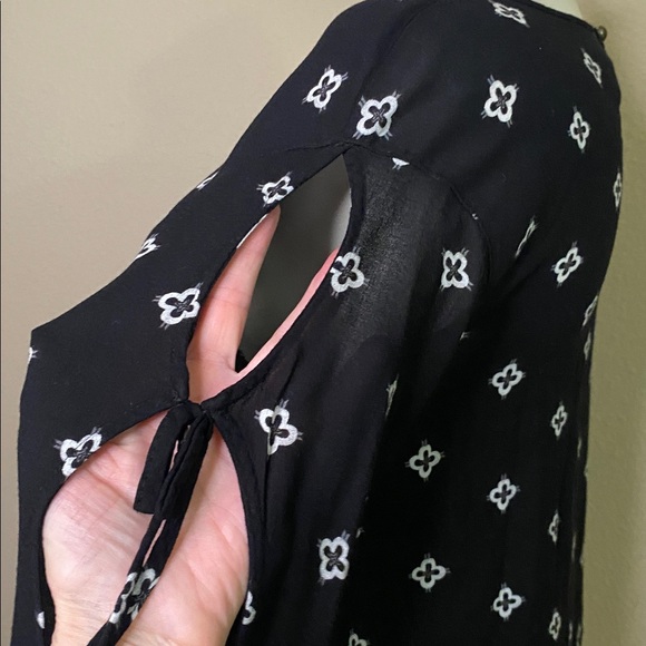Mossimo Supply Co. Black & White pattern tunic top with Cut-Out Sleeves 🖤🖤 M - Picture 5 of 11